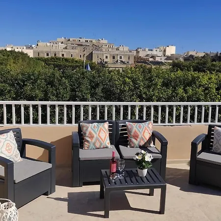 Modern Large Terraced - Garden Views Apartament Paola